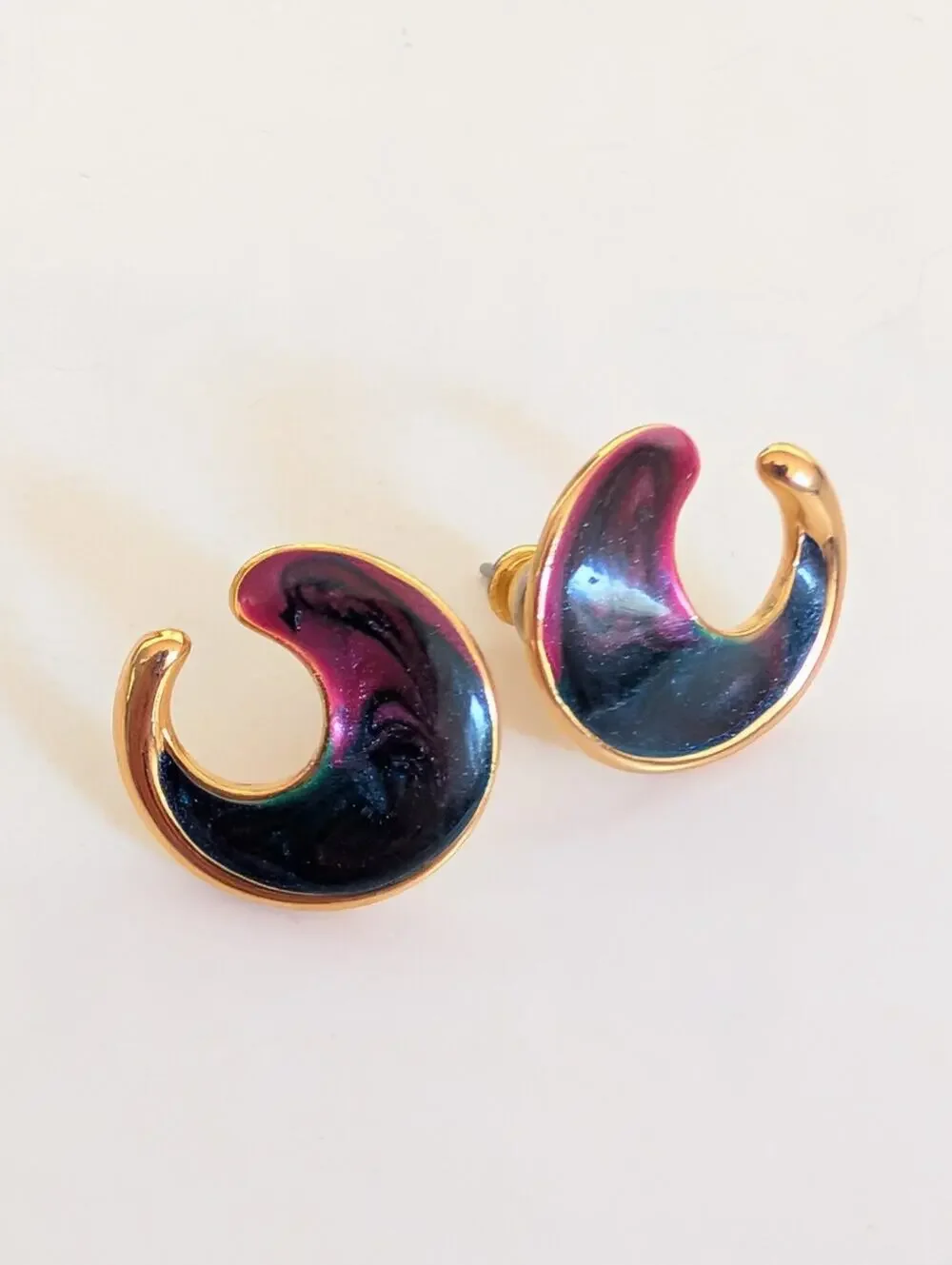 Vintage Avon Gold Tone Swirled Pink Enamel Retro 80s Swoop Post Earrings